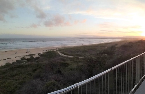 Port Kembla Apartment | Art Deco unit with great views
