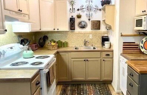 South Perry District House | Art House Down-Artsy, Pets, Comfy, Safe, Beautiful