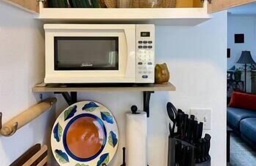 South Perry District House | Art House Down-Artsy, Pets, Comfy, Safe, Beautiful