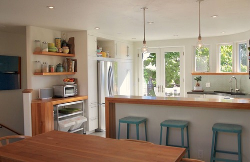 Newlands House | Artful Abode: Breezy In/Out Flow, Views & RoofDeck. Easy Walk to Pearl & Trails