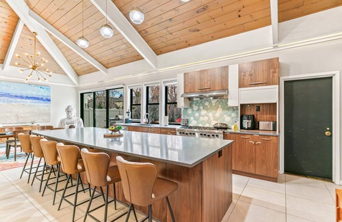 South Park Hill House | Artful Stay: Spacious Smart Home with LED Art - 10+