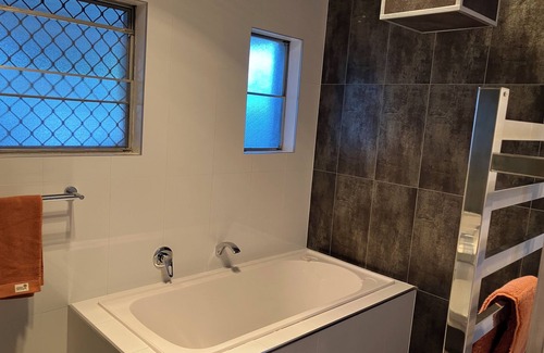 Dubbo House | Arthur Abode- Centrally located 3 bedroom home.