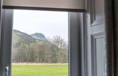 Gifford Apartment | Arthur's Seat View Su