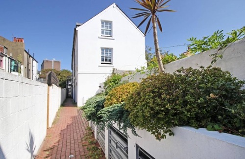 Brighton City Centre Apartment | Artist Studio | By My Getaways