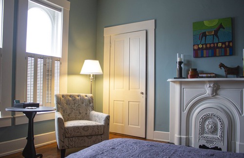 Paris Bed & Breakfast | Artistic Lodging Queen suite