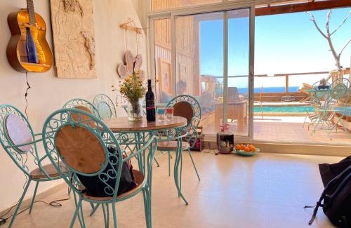 Zikhron Ya'aqov Apartment | Artistic Sea View Getaway with Hot Tub