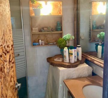Zikhron Ya'aqov Apartment | Artistic Sea View Getaway with Hot Tub