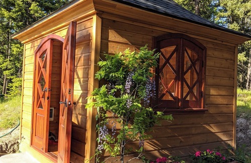 Mosier Cottage | Artistic Tolkienesque cottage in Mosier Oregon on private 27 acres