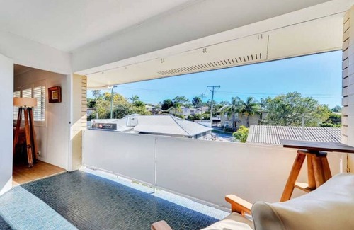 Ashgrove Apartment | Artsy apartment a stone's throw away from amenities and public transport