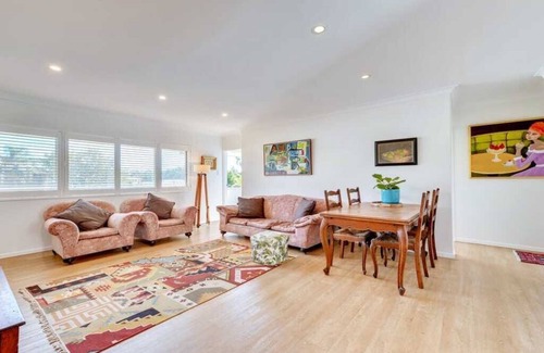 Ashgrove Apartment | Artsy apartment a stone's throw away from amenities and public transport