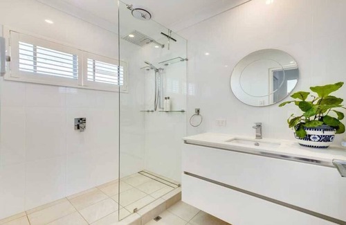 Ashgrove Apartment | Artsy apartment a stone's throw away from amenities and public transport