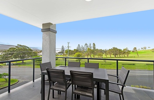 Crescent Head House | AS NEW SPARKLING 3 BEDROOM TOWNHOUSES ON THE GOLF COURSE