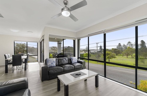 Crescent Head House | AS NEW SPARKLING 3 BEDROOM TOWNHOUSES ON THE GOLF COURSE