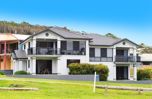 Crescent Head House | AS NEW SPARKLING 3 BEDROOM TOWNHOUSES ON THE GOLF COURSE