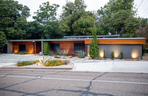 Mountainview House | As seen on Fixer Upper - Stay in The Fabulous Waco Mid Century Modern Home!