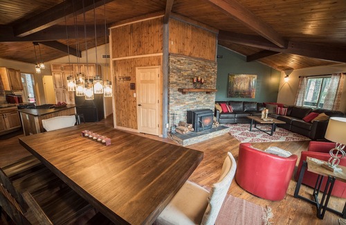 Kachina Village Cabin | **As Seen on TV**- Enjoy the pines in a hot tub