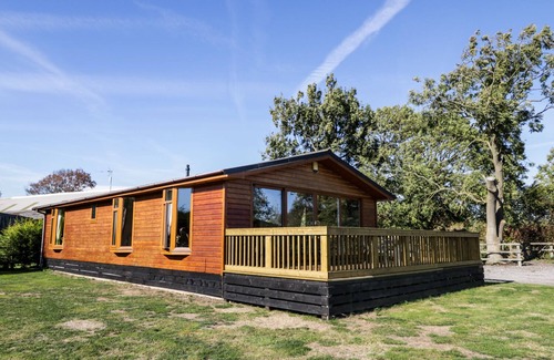 Skirpenbeck Cottage | ASH TREE LODGE, family friendly, with hot tub in Stamford Bridge