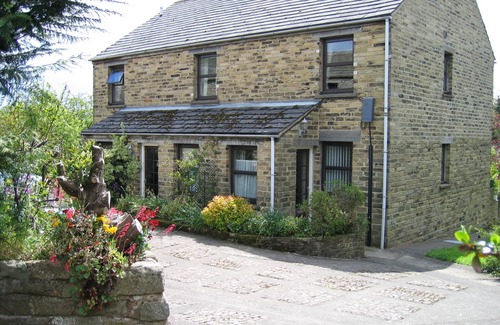 Reeth Cottage | Ashcroft Cottage Reeth, set in two acres garden, river, ponds, amazing views
