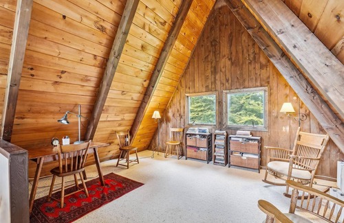 Moscow House | Ashwood Chalet: 3 br, pool table, fireplace, deck & balcony, in Stowe Hollow