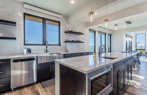 Old Town House | Ask About Monthly Rates for Our Dog Friendly Unit! Panoramic Views, 7 Mi to Resort, Decks-Gym-Garage