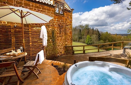 Sibford Gower Cottage | Aslan, C.S Lewis inspired accommodation in the Oxfordshire Cotswolds. Sleeps 6