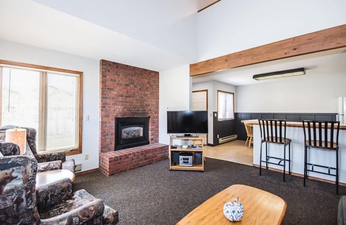 Red Lodge Condo | Aspen Cozy 2 Bed/2 Bath Condo Unit #8 on Golf Course with Hot tub/Sauna/Pool