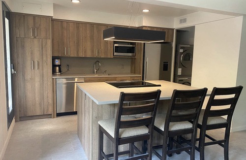 Aspen Condo | Aspen Favorite In Core. Never Drive! Pool. Hot Tub. Gym. Private Corner Unit.