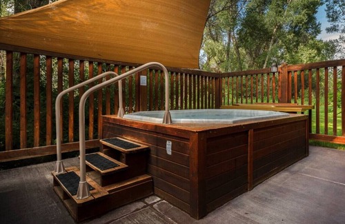 Driggs Condo | Aspen Forest Hideaway: Close to Targhee, Fireplace, In-unit Laundry, Hot Tub