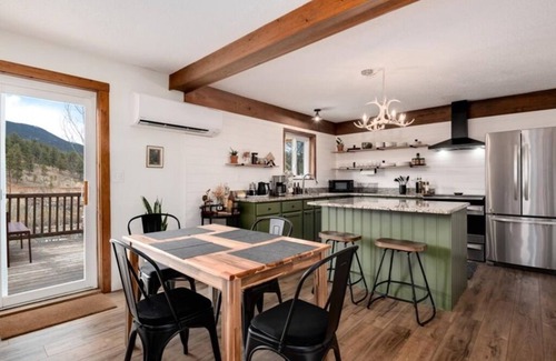 Bailey Cabin | Aspen Glow Cabin - a charming 2-bedroom cabin with mountain views & wood stove