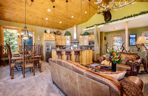 Windcliff Estates House | Aspen Leaf Chalet Vacation Home at Windcliff by RedAwning