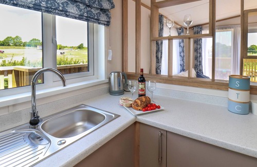 Briggswath Cottage | ASPEN LODGE, pet friendly, with hot tub in Whitby