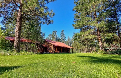 Mazama House | Aspen - queen bedroom w/deck at The Inn At Mazama