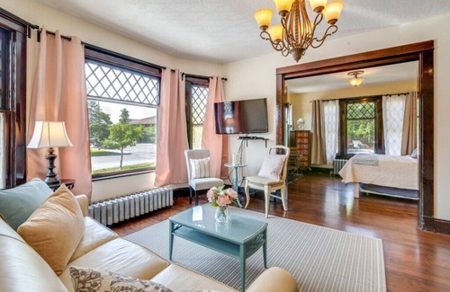 Central Business District Apartment | Aspenwood Manor- Airy & Fresh! Beautiful Restored Apt -French Villa