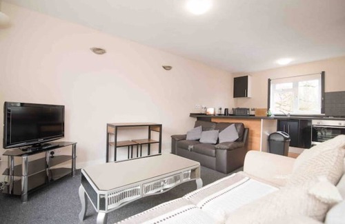 Maidenhead Apartment | Aston Henry James…Cosy flat close to train station and town centre.