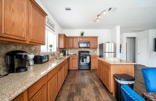 Mission Bend House | Astonishing Oasis in Houston, 4 Bdrm/2.5 Bath/Pool table/Office/Backyard