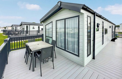 Cross Inn House | Astoria Caravan Pet Friendly Decking