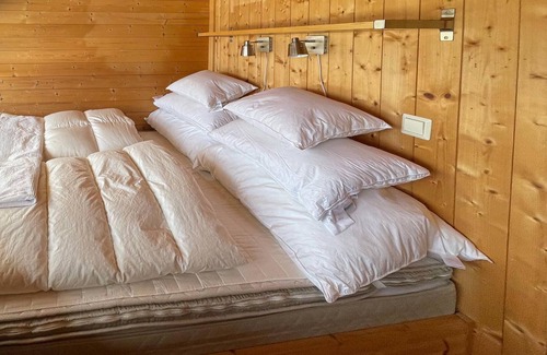 Al House | At 1000 meters above sea level, this cozy cottage welcomes you with a view of Reineskarvet.