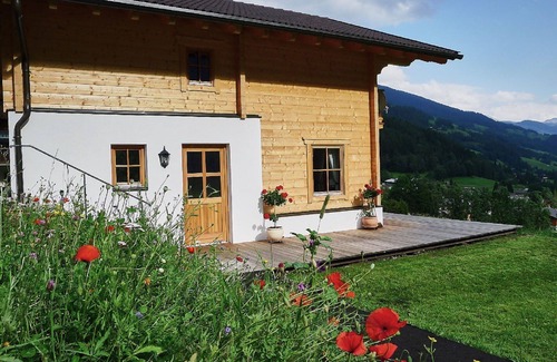 Heiligenblut House | Beautiful apartment in villa for 6 guests with WIFI, TV, terrace, pets allowed and parking