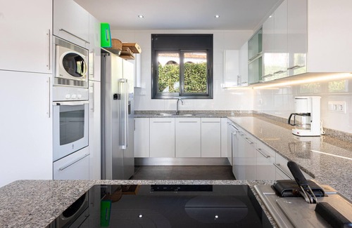 Torredembarra House | AT033 La Siesta: Villa con A/A, wifi, parking y piscina privada