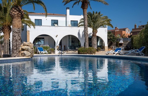 Torredembarra House | AT033 La Siesta: Villa con A/A, wifi, parking y piscina privada
