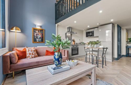 Leeds City Center Apartment | Athenaeum by Alt-Stay - 1 Bed Mezzanine Apartment Contractor and Relocation Accommodation with Fast Wi Fi, Netflix, Kitchen, Dishwasher, Laundry and Self Check In - Long Stay Ready with Weekly and Monthly Rates