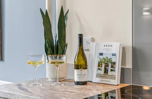 Leeds City Center Apartment | Athenaeum by Alt-Stay - 1 Bed Mezzanine Apartment Contractor and Relocation Accommodation with Fast Wi Fi, Netflix, Kitchen, Dishwasher, Laundry and Self Check In - Long Stay Ready with Weekly and Monthly Rates