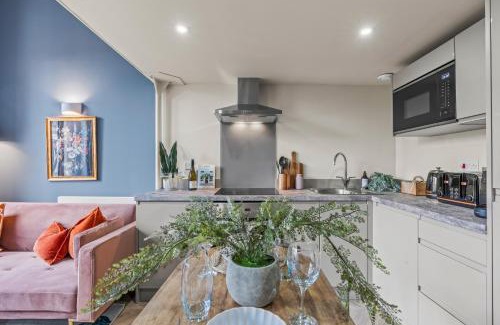 Leeds City Center Apartment | Athenaeum by Alt-Stay - 1 Bed Mezzanine Apartment Contractor and Relocation Accommodation with Fast Wi Fi, Netflix, Kitchen, Dishwasher, Laundry and Self Check In - Long Stay Ready with Weekly and Monthly Rates