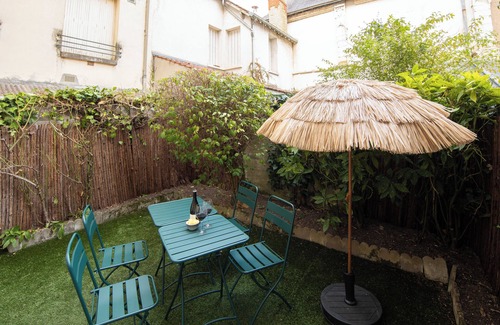 Orleans Apartment | Athos, L'élégant