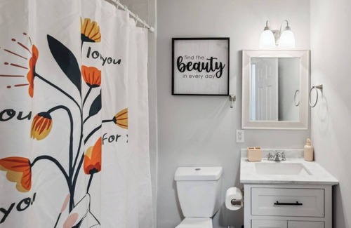 East Point House | ATL Vibrant Vista! 5 mins from the Airport. 8 Guest Stay. Outdoor Entertainment.