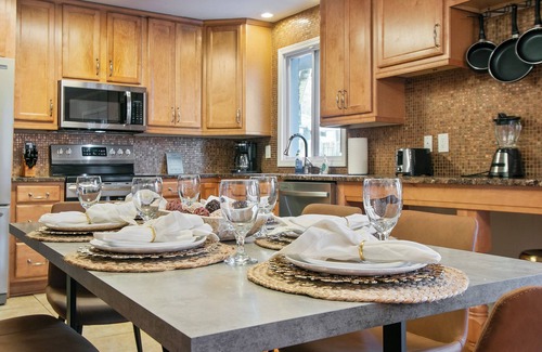 Atlanta House | Atlanta 4BR Family Home | King Bed + Yard +FirePit