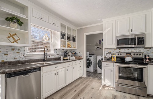 Conyers House | Atlanta 9 private Bedrooms with 4k TVs, 13 Beds, Master on Main Floor 4000 sq ft