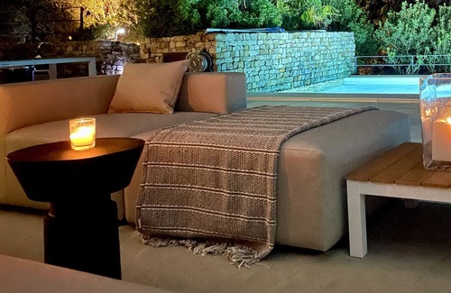 Atlanterra Villa | Atlanterra Beach House -comfort & exclusivity - 4min walk to beautiful beach
