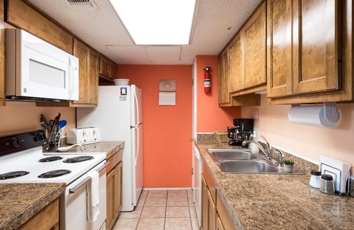 Barton Hills Condo | ATX House: King bed, Deck; .33 mi to Zilker Park & Barton Springs; @2 mi to DT!