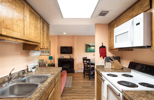 Barton Hills Condo | ATX House: King bed, Deck; .33 mi to Zilker Park & Barton Springs; @2 mi to DT!